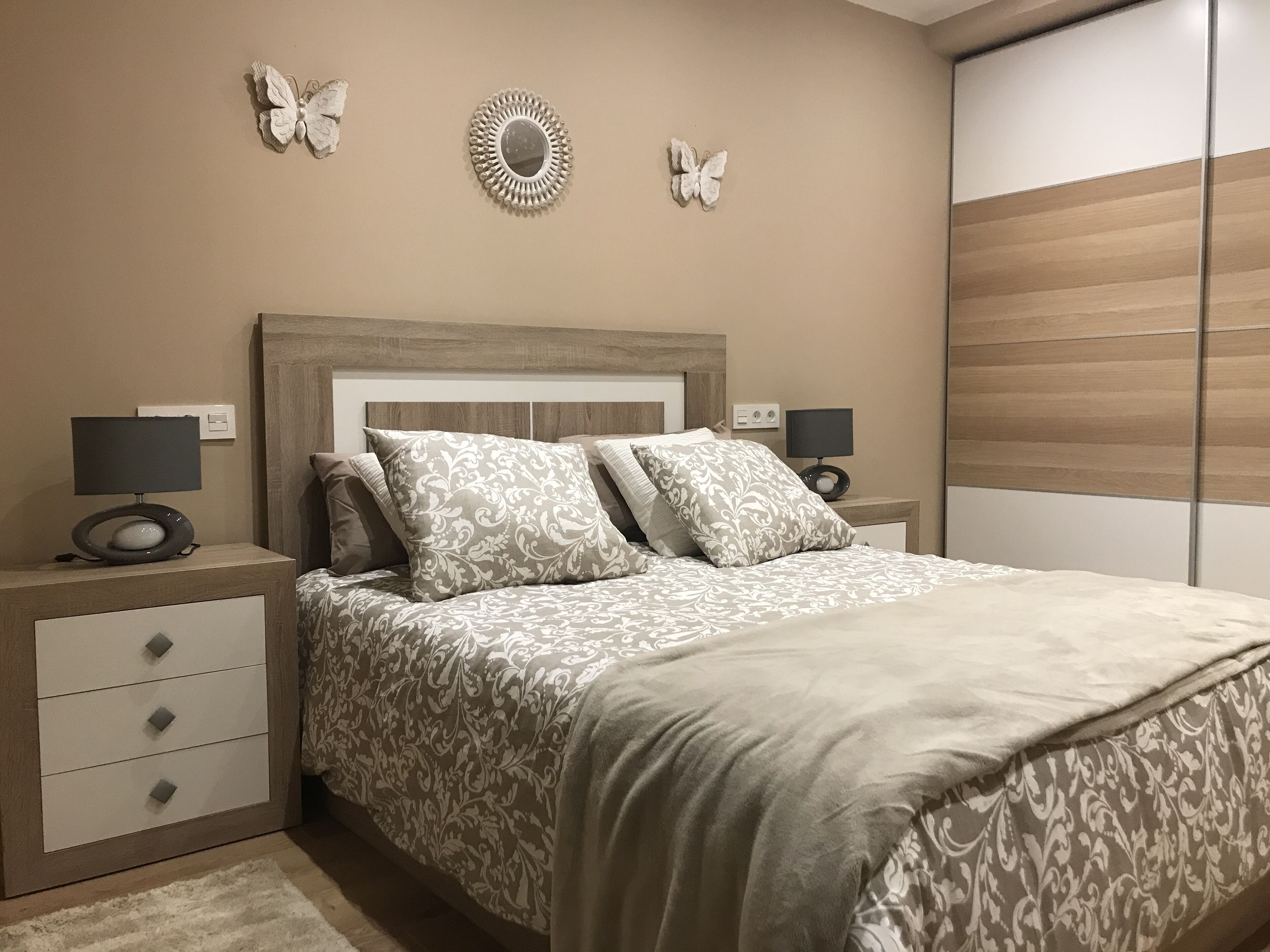 2 habitaciones, escritorio y tabla de planchar con plancha 