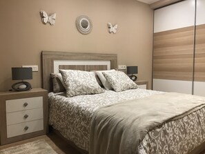 2 makuuhuonetta, työpöytä, silitysrauta/-lauta, vauvan matkasänky