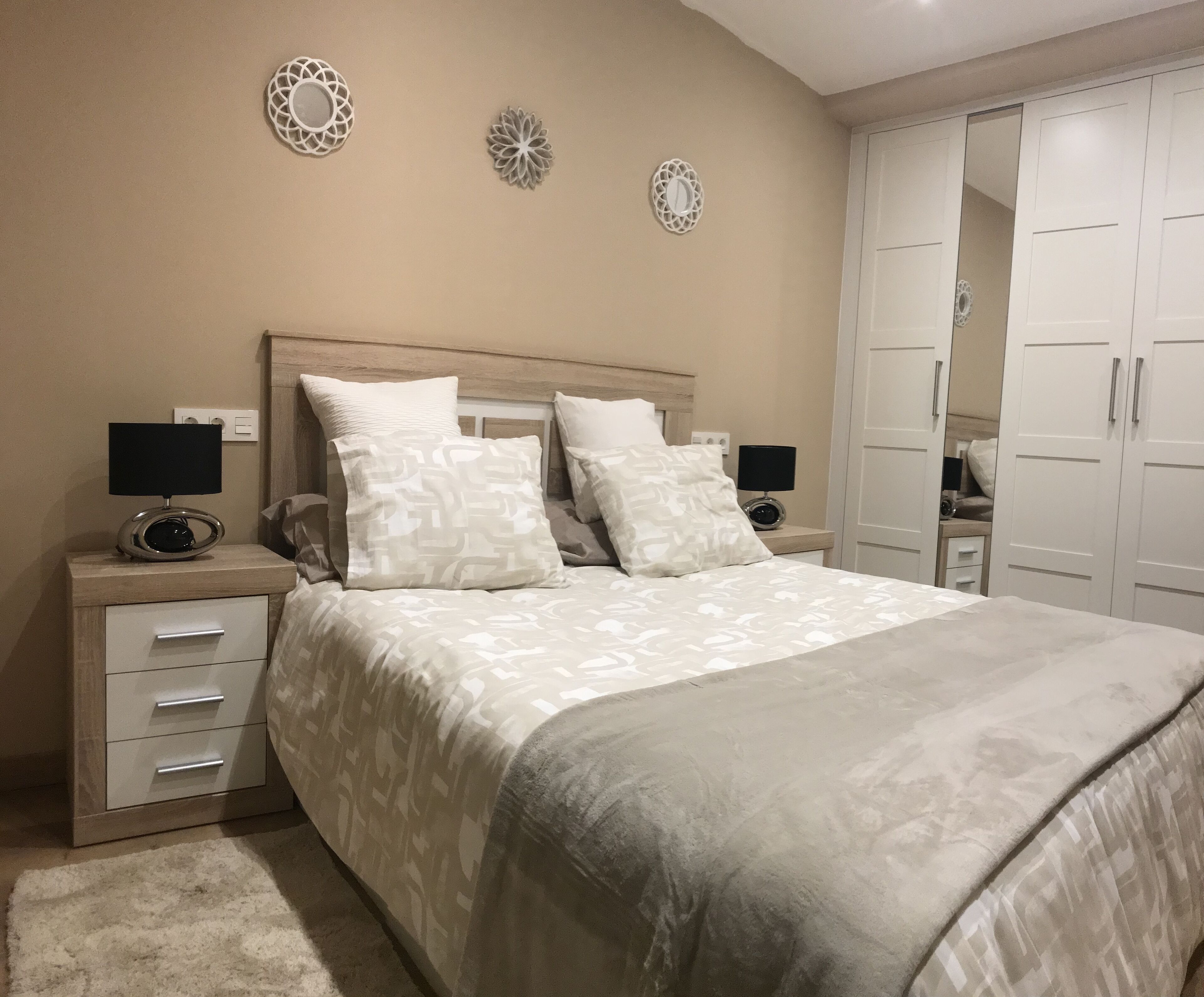 2 dormitorios, escritorio, tabla de planchar con plancha y cuna de viaje