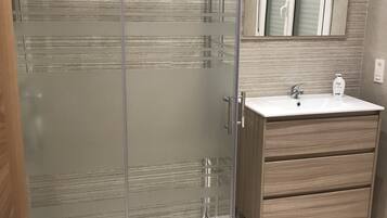 Ducha, secador de pelo, toallas, jabón