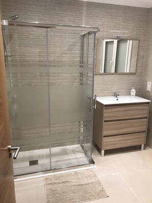 Suihku, hiustenkuivaaja, pyyhkeet, saippua