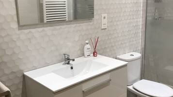 Ducha, secador de pelo, toallas, jabón