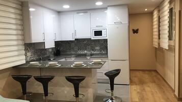 Frigorífico, microondas, horno y placa de cocina