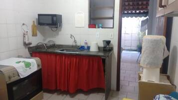 Geladeira, micro-ondas, cooktop, cafeteira/chaleira