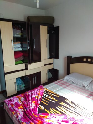 2 quartos, ferros/tábuas de passar roupa, roupa de cama