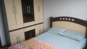 2 quartos, ferros/tábuas de passar roupa, roupa de cama