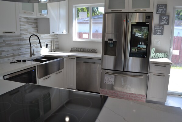 Jääkaappi, mikroaaltouuni, uuni, liesi