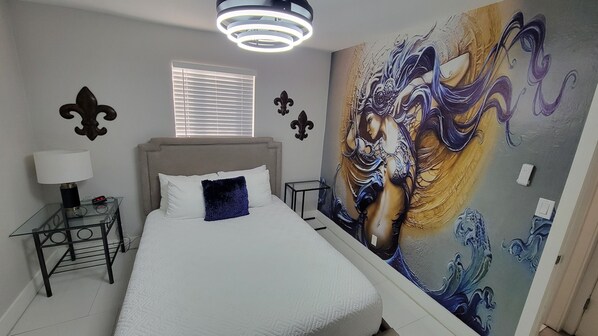 2 slaapkamers, een bureau, een strijkplank/strijkijzer, reisbedje