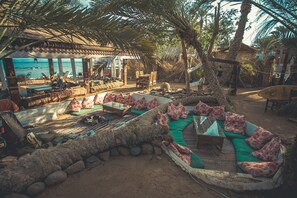 تناول الطعام بالخارج