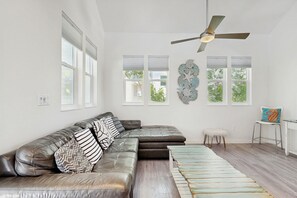 TV, DVD player - Key West style waterfront home w/ private pool, modern decor and prime location (Marathon)