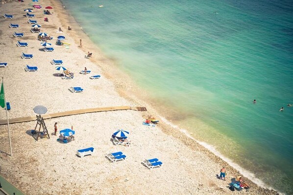 Accommodatie ligt op het strand, strandlakens