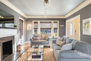 Televisión y chimenea