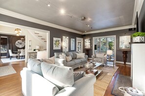 TV, fireplace - Luxe Historic Monte Vista Home w / Pool and Jacuzzi! (San Antonio)