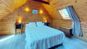 A cozy wooden room with a bed, nightstands, and a window with curtains. - Wonderful private villa for 4 people with WIFI, TV and pets allowed (Lanros)
