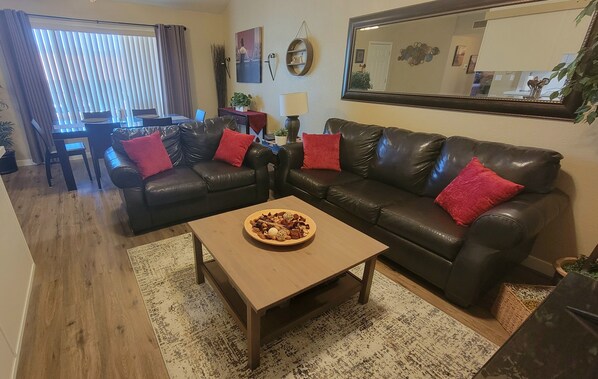 Télévision, lecteur de DVD, livres