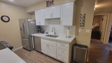 雪櫃、微波爐、焗爐、爐具