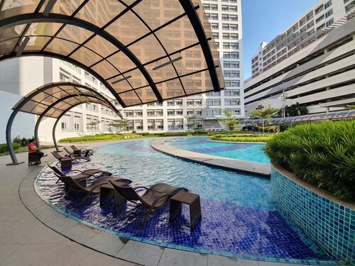 Komplett neu, makellos und voll möbliert1 BR + Balkon