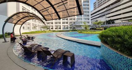 Komplett neu, makellos und voll möbliert1 BR + Balkon