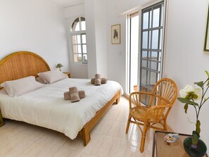 4 slaapkamers, een strijkplank/strijkijzer, internet, beddengoed