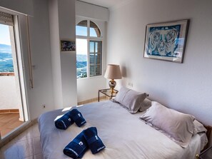 4 slaapkamers, een strijkplank/strijkijzer, internet, beddengoed