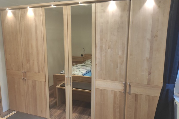 Ferienwohnung Untersberg 64 qm,bis 4 Personen, EG, 1 Schlafzimmer, Terrasse-Kleiderschrank mit Passepartout + Power-LED-Beleuchtung