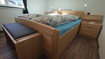 2 bedrooms, iron/ironing board, internet, bed sheets