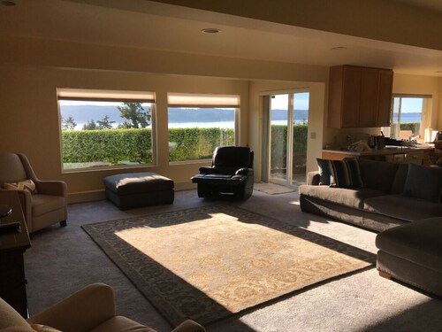 Relaxed and Enjoyable Water/Mountain View Home