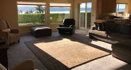 Relaxed and Enjoyable Water/Mountain View Home