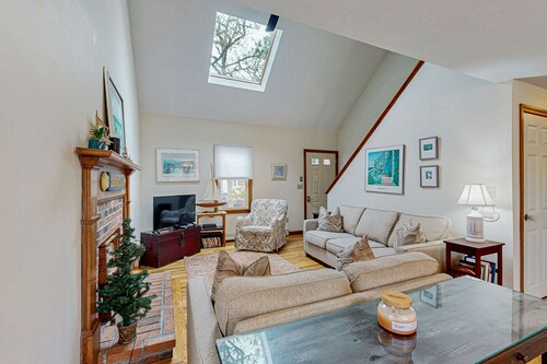 Dog friendly home w/ deck and private gas grill - on the bay side of the Cape