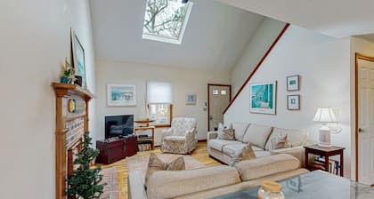 Dog friendly home w/ deck and private gas grill - on the bay side of the Cape