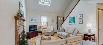 Dog friendly home w/ deck and private gas grill - on the bay side of the Cape