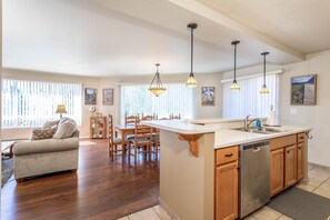 Interior - Cozy condo w/fireplace, close to GNP - Marina Cay Retreat (Bigfork)