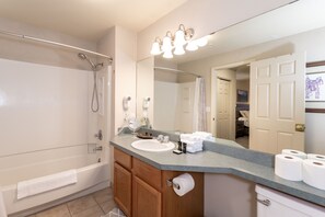 Suihkun ja ammeen yhdistelmä, hiustenkuivaaja, pyyhkeet, sampoo