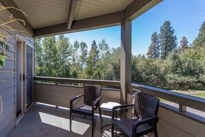 Property grounds - Cozy condo w/fireplace, close to GNP - Marina Cay Retreat (Bigfork)