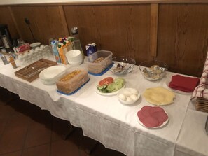 Tägliches Frühstücksbuffet (7 EUR pro Person)