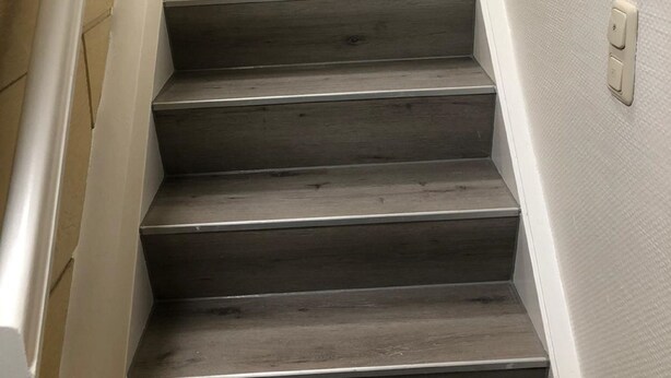 A staircase with dark wooden steps and white walls. - Hotel Holthausen (Uebach-Palenberg)