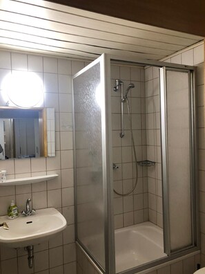 Chambre simple économique | Salle de bain | Séchoir à cheveux, serviettes fournies
