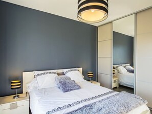 2 chambres, fer et planche à repasser, lit de bébé portatif