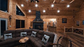 TV connectée, cheminée, table de tennis de table, livres