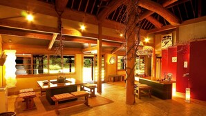 A traditional Japanese inn with tatami mat flooring, wooden furniture, and a reception desk. - Shikinosato HANAMURA (Minamioguni)
