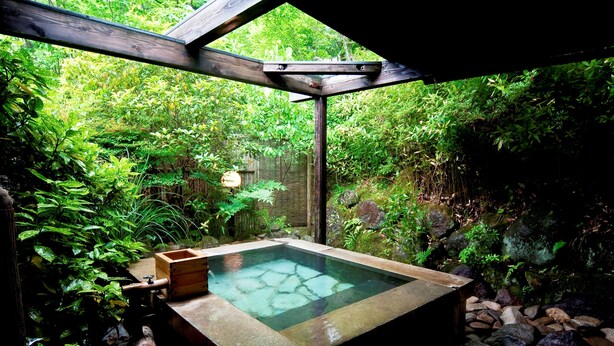 A hot tub in a lush garden with a wooden pergola overhead. - Shikinosato HANAMURA (Minamioguni)