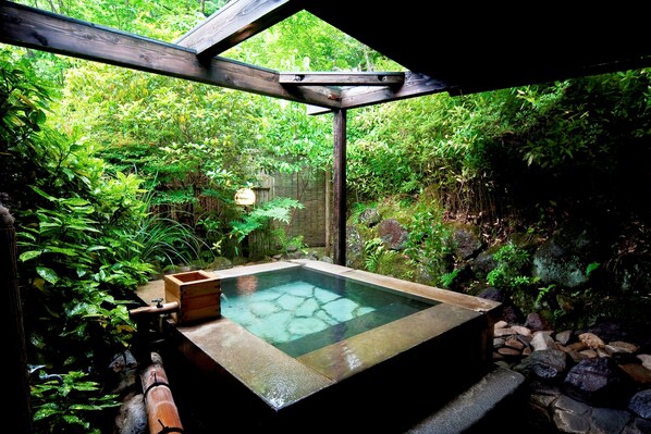Tradisjonelt rom (Japanese Style, Private Open-air Bath) | Bad | Separat badekar og dusj og kildevannsbadekar