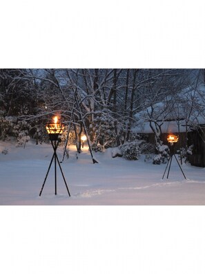 A snowy outdoor area with two lit lanterns on tripods. - Shikinosato HANAMURA (Minamioguni)