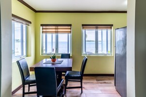 Inn the Town apartment #1 | 客房内用餐