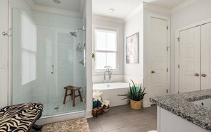 Duschwanne, Haartrockner, Bidet, Handtücher