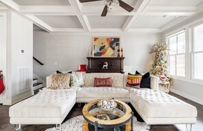 Een smart-tv, een open haard, boeken en een kantoor