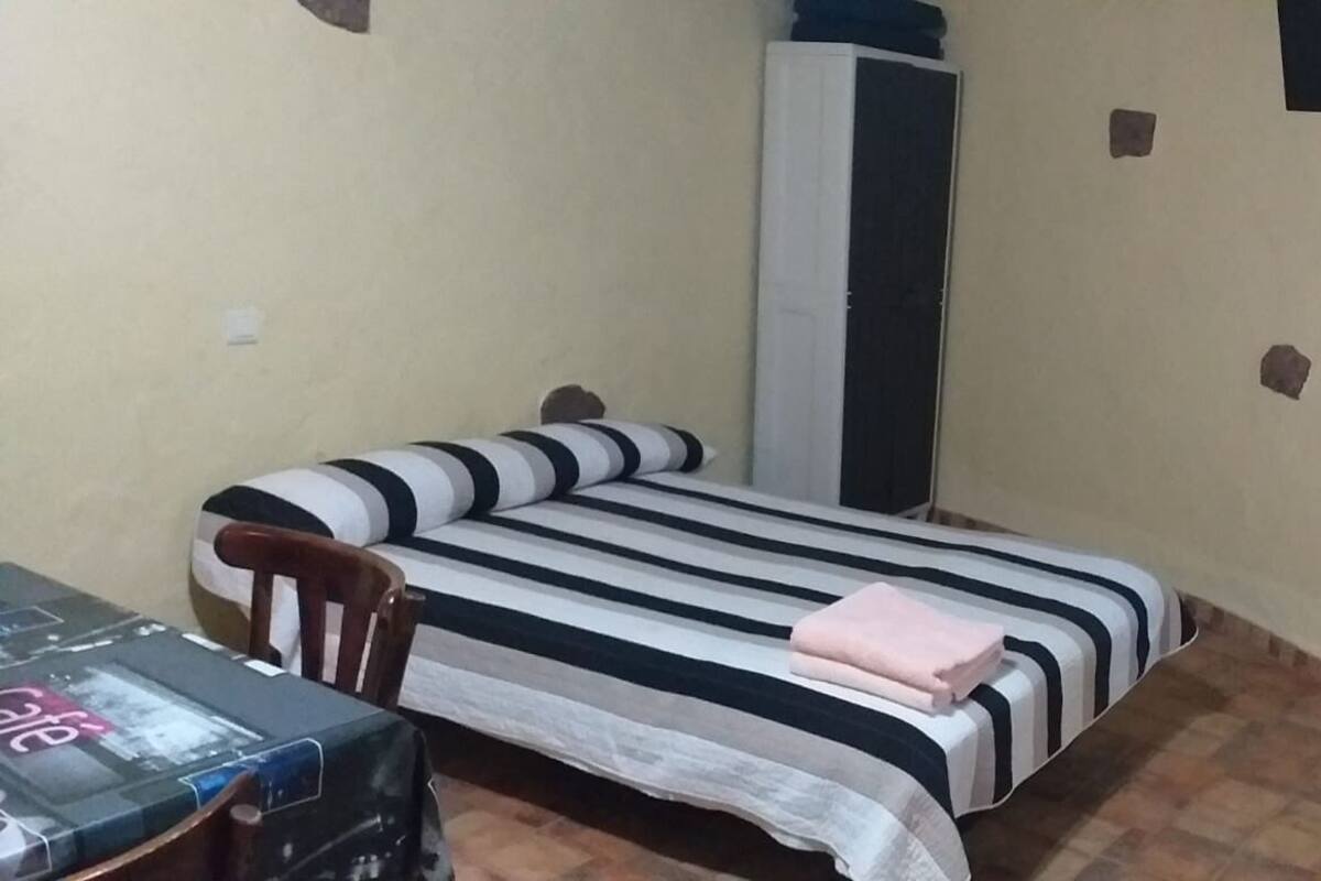 2 Schlafzimmer, Daunenbettdecken, individuell dekoriert