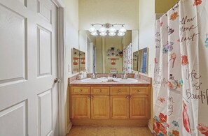 Combined shower/bathtub, hair dryer, towels, soap - Mickey & Minnie mouse dream trip (Davenport)