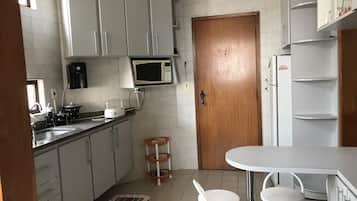 Apartamento | Cozinha privada | Talheres/pratos/utensílios de cozinha