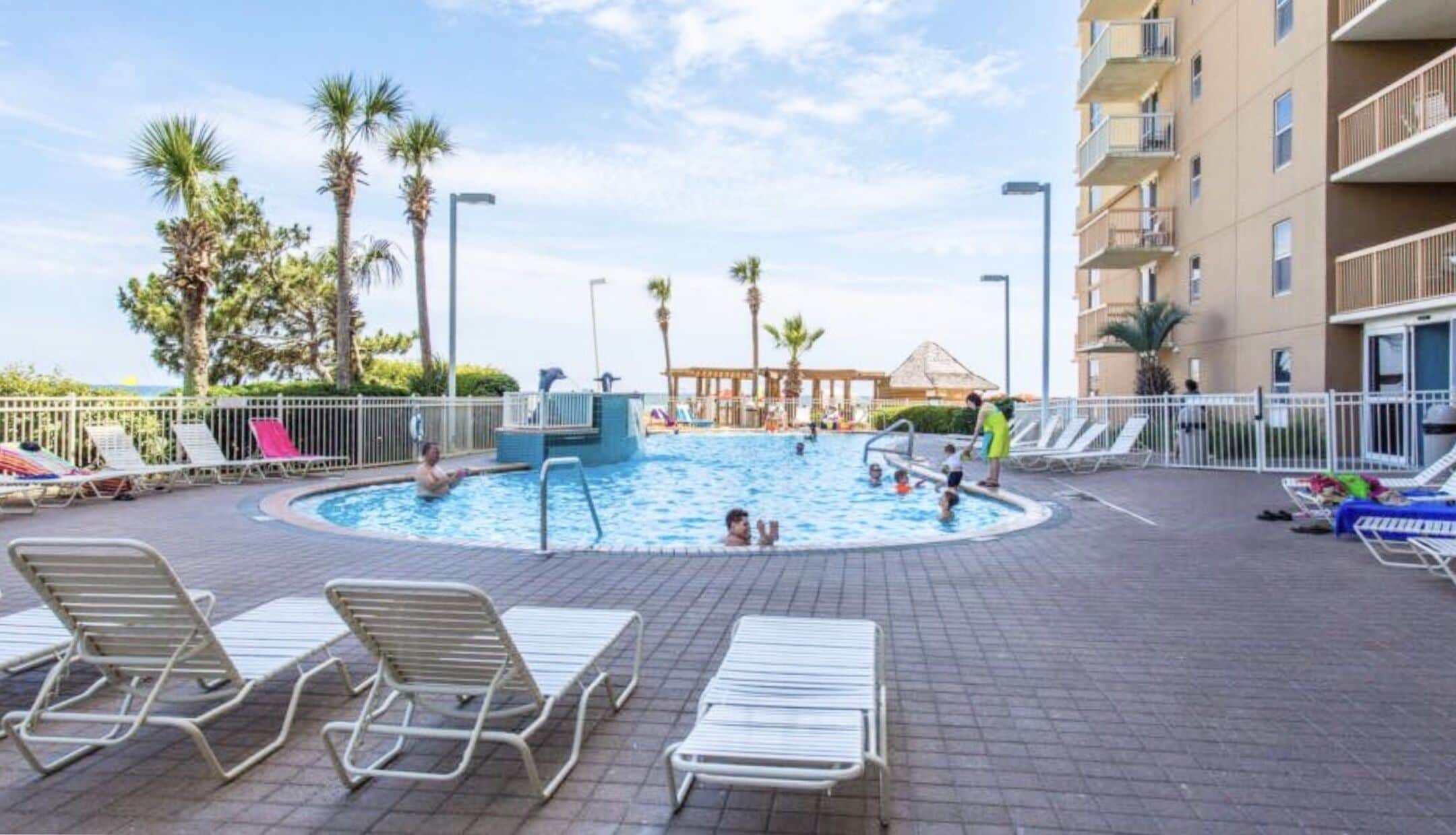 Een binnenzwembad en een buitenzwembad